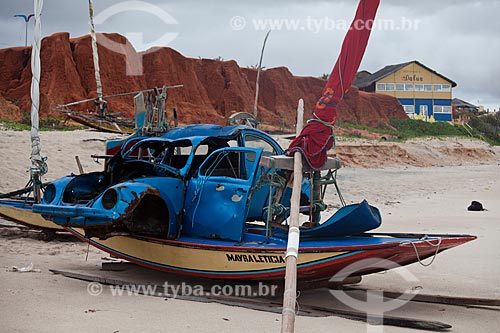  Assunto: Sucata de Fusca em cima de jangada na praia de Canoa Quebrada  / Local: Aracati - Ceará (CE) - Brasil / Data: 11/2011 