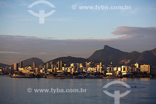  Assunto: Vista da Ilha das Cobras a partir da Ponte Rio-Niterói ao amanhecer / Local: Rio de Janeiro (RJ) - Brasil  / Data: 10/2011 