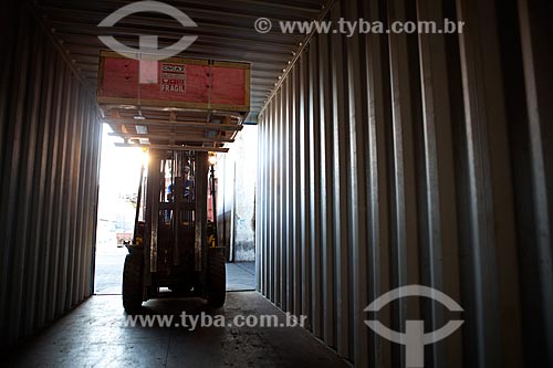  Assunto: Trabalhador operando uma empilhadeira no Terminal do Santo Cristo - Zona Portuária do Rio de Janeiro  / Local: Rio de Janeiro (RJ) - Brasil / Data: 01/2012 