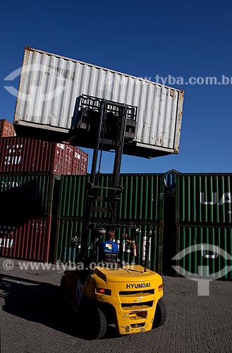  Assunto: Contêineres no Terminal do Santo Cristo - Zona Portuária do Rio de Janeiro  / Local: Rio de Janeiro (RJ) - Brasil / Data: 01/2012 