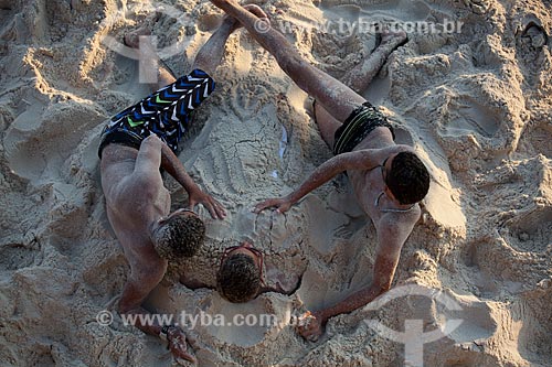  Assunto: Homens deitados nas areias da Praia do Arpoador / Local: Ipanema - Rio de Janeiro (RJ) - Brasil / Data: 12/2011 