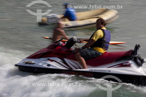  Assunto: Homem dirigindo uma moto aquática na Praia de Copacabana / Local: Copacabana - Rio de Janeiro (RJ) - Brasil / Data: 04/2012 