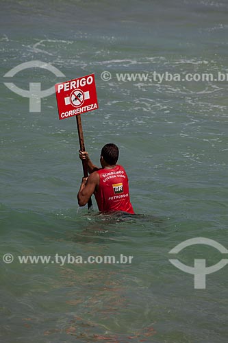  Assunto: Bombeiro guarda vidas colocando placa de Perigo correnteza na Praia de Ipanema   / Local: Ipanema - Rio de Janeiro (RJ) - Brasil / Data: 04/2012 
