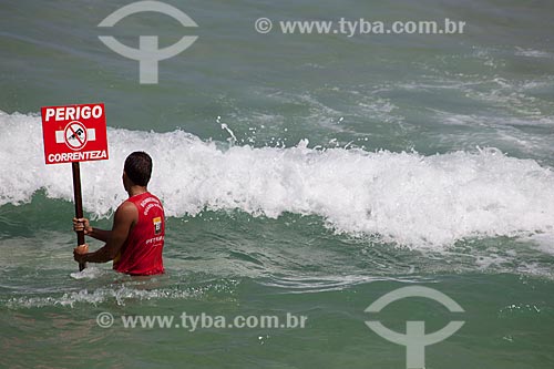  Assunto: Bombeiro guarda vidas colocando placa de Perigo correnteza na Praia de Ipanema   / Local: Ipanema - Rio de Janeiro (RJ) - Brasil / Data: 04/2012 