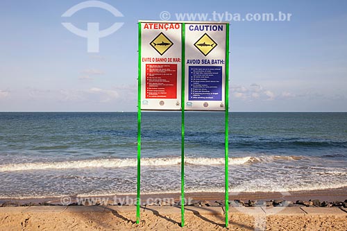  Assunto: Placa de alerta contra tubarões na Praia de Boa Viagem / Local: Recife - Pernambuco (PE) - Brasil / Data: 12/2011 