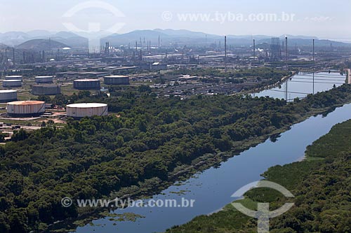  Assunto: Vista aérea da Refinaria Duque de Caxias com Rio Iguaçu ao lado / Local: Duque de Caxias - Rio de Janeiro (RJ) - Brasil / Data: 03/2012 