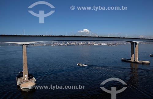  Assunto: Vista aérea do vão central da Ponte Rio-Niterói / Local: Rio de Janeiro (RJ) - Brasil / Data: 03/2012 