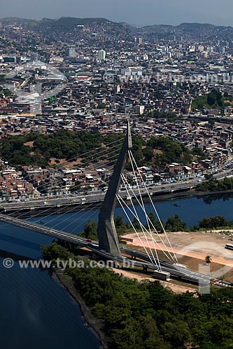  Assunto: Vista aérea da Ponte do Saber com Complexo de Favelas da Maré ao fundo / Local: Rio de Janeiro (RJ) - Brasil / Data: 03/2012 