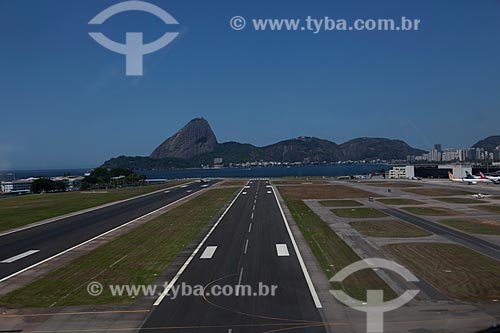  Assunto: Pista de pouso do Aeroporto Santos Dumont com Pão de Açúcar ao fundo / Local: Centro - Rio de Janeiro (RJ) - Brasil / Data: 03/2012 