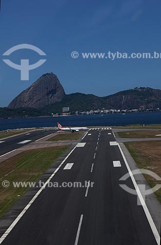  Assunto: Pista de pouso do Aeroporto Santos Dumont com Pão de Açúcar ao fundo / Local: Centro - Rio de Janeiro (RJ) - Brasil / Data: 03/2012 