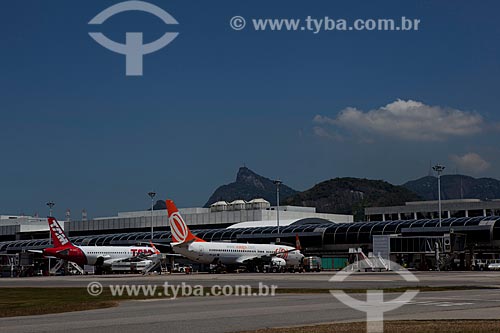  Assunto: Aeroporto Santos Dumont com Morro do Corcovado ao fundo / Local: Centro - Rio de Janeiro (RJ) - Brasil / Data: 03/2012 