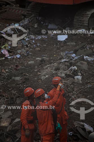  Assunto: Bombeiros trabalhando nos escombros dos edifícios que desmoronaram na Rua 13 de Maio / Local: Centro - Rio de Janeiro (RJ) - Brasil / Data: 01/2012 