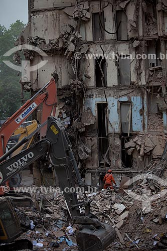  Assunto: Escavadeiras trabalhando nos escombros dos edifícios que desmoronaram na Rua 13 de Maio / Local: Centro - Rio de Janeiro (RJ) - Brasil / Data: 01/2012 