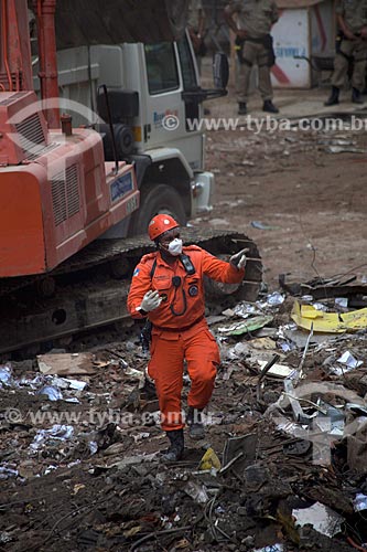 Assunto: Bombeiros trabalhando nos escombros dos edifícios que desmoronaram na Rua 13 de Maio / Local: Centro - Rio de Janeiro (RJ) - Brasil / Data: 01/2012 