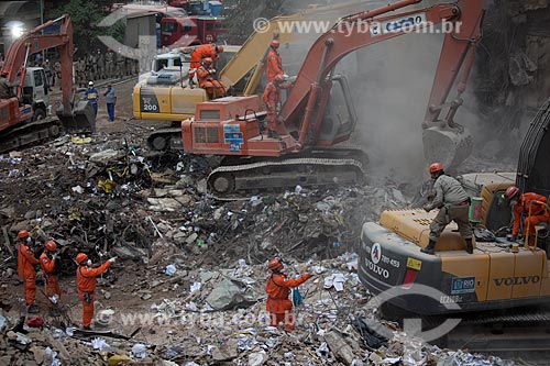 Assunto: Escavadeiras trabalhando nos escombros dos edifícios que desmoronaram na Rua 13 de Maio / Local: Centro - Rio de Janeiro (RJ) - Brasil / Data: 01/2012 