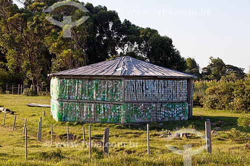  Assunto: Casa feita de garrafas plásticas recicladas / Local: Mostardas - Rio Grande do Sul (RS) - Brasil / Data: 02/2012 