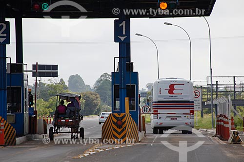  Assunto: Carroça em pedágio da Rodovia BR-116 na altura do KM 303 / Local: Rio Grande do Sul (RS) - Brasil / Data: 02/2012 