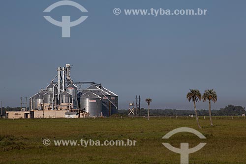  Assunto: Silos de grãos da Horbach às margens da Rodovia RS-101 / Local: Palmares do Sul - Rio Grande do Sul (RS) - Brasil / Data: 02/2012 