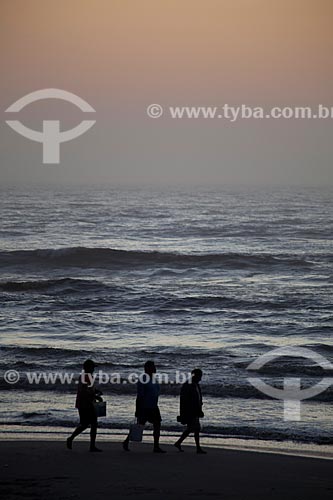  Assunto: Pessoas caminhando na Praia Nova - Balneário Mostardense / Local: Mostardas - Rio Grande do Sul (RS) - Brasil / Data: 02/2012 
