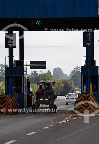  Assunto: Carroça em pedágio da Rodovia BR-116 na altura do KM 303 / Local: Rio Grande do Sul (RS) - Brasil / Data: 02/2012 
