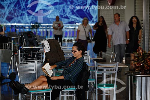  Assunto: Turista lendo no Aeroporto Internacional Salgado Filho / Local: Porto Alegre - Rio Grande do Sul (RS) - Brasil / Data: 02/2012 