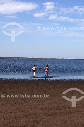  Assunto: Crianças na  Lagoa do Peixe  / Local: Tavares - Rio Grande do Sul (RS) - Brasil / Data: 02/2012 