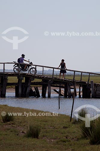  Assunto: Mulher e motociclista na trilha do Talhamar sobre a  Lagoa do Peixe  / Local: Tavares - Rio Grande do Sul (RS) - Brasil / Data: 02/2012 