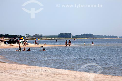  Assunto: Turistas na Lagoa dos Patos / Local: Tavares - Rio Grande do Sul (RS) - Brasil / Data: 02/2012 