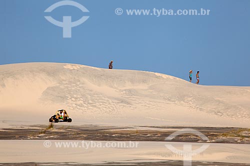  Assunto: Turistas nas dunas no Parque Nacional da Lagoa do Peixe / Local: Tavares - Rio Grande do Sul (RS) - Brasil / Data: 02/2012 