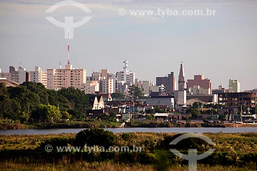  Assunto: Canal de São Gonçalo com cidade ao fundo / Local: Pelotas - Rio Grande do Sul (RS) - Brasil / Data: 02/2012 