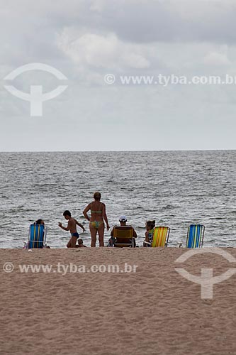  Assunto: Família na Praia do Laranjal - Lagoa dos Patos / Local: Pelotas - Rio Grande do Sul (RS) - Brasil / Data: 02/2012 