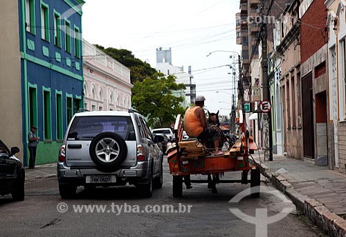  Assunto: Carro e carroça em rua de Pelotas / Local: Pelotas - Rio Grande do Sul (RS) - Brasil / Data: 02/2012 