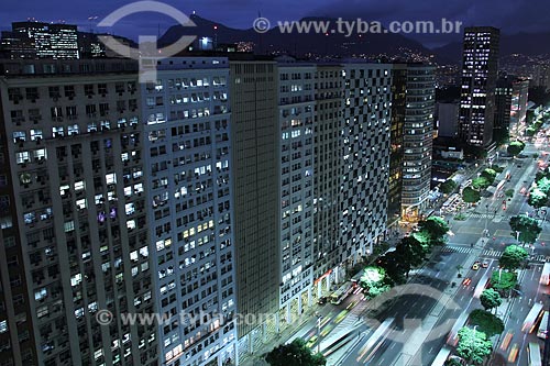  Assunto: Prédios e Avenida Presidente Vargas com iluminação noturna / Local: Centro - Rio de Janeiro (RJ) - Brasil / Data: 04/2012 