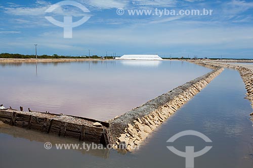  Assunto: Salina Morro Branco - Tanque de cristalização da água do mar com montanha de cristal de sal ao fundo  / Local: Mossoró - Rio Grande do Norte (RN) - Brasil / Data: 03/2012 