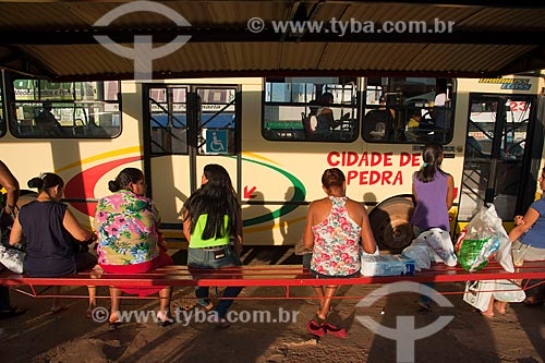  Assunto: Mulheres no ponto de ônibus no centro da cidade de Rondonópolis / Local: Rondonópolis - Mato Grosso (MT) - Brasil / Data: 12/2011 