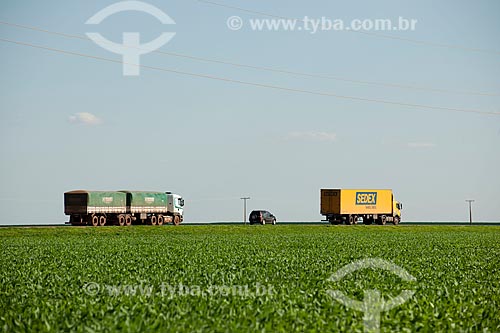  Assunto: Caminhão baú dos Correios passando em plantação de soja  -  Trecho da Rodovia BR - 153  / Local: Rondonópolis - Mato Grosso (MT) - Brasil / Data: 12/2011 