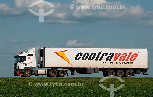  Assunto: Caminhão frigorífico passando em plantação de soja  -  Trecho da Rodovia BR - 153  / Local: Rondonópolis - Mato Grosso (MT) - Brasil / Data: 12/2011 