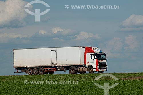  Assunto: Caminhão frigorífico passando em plantação de soja - Trecho da Rodovia BR - 153  / Local: Rondonópolis - Mato Grosso (MT) - Brasil / Data: 12/2011 