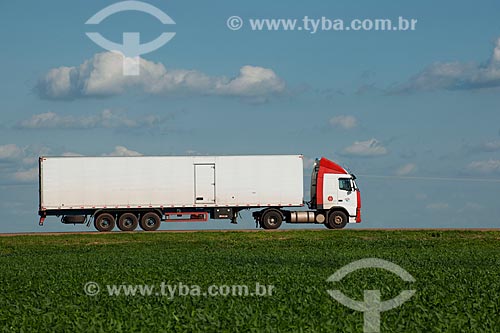  Assunto: Caminhão frigorífico passando em plantação de soja - Trecho da Rodovia BR - 153  / Local: Rondonópolis - Mato Grosso (MT) - Brasil / Data: 12/2011 