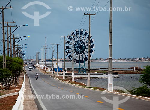  Assunto: Moinho de vento desativado na entrada da cidade no Litoral potiguar / Local: Macau - Rio Grande do Norte (RN) - Brasil / Data: 03/2012 