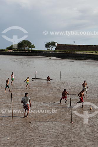  Assunto: Jogo de futebol (futelama) na vazante do Rio Amazonas / Local: Macapá - Amapá (AP) - Brasil / Data: 04/2012 