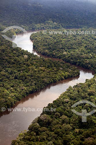  Assunto: Vista aérea do Rio Mutum - Divisa do Parque Nacional Montanhas do Tumucumaque / Local: Amapá (AP) - Brasil / Data: 04/2012 