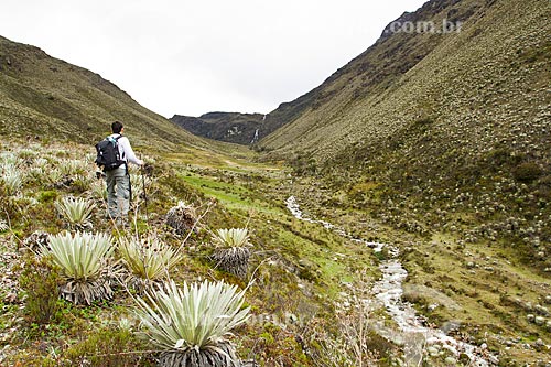  Montanhista admirando paisagem típica dos páramos no Parque Nacional Sierra de la Culata 