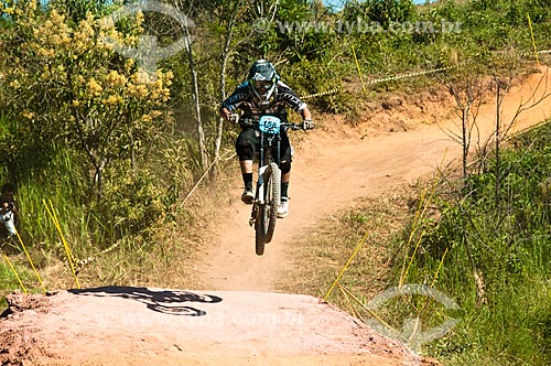  Assunto: Ciclista saltando - Etapa do Circuito Estadual de Downhill do Rio de Janeiro / Local: Miguel Pereira - Rio de Janeiro (RJ) - Brasil / Data: 01/2011 