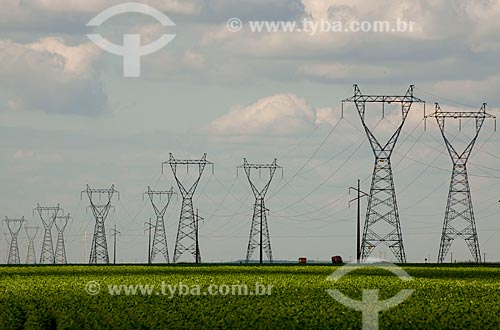  Assunto: Torres de transmissão de energia na margem da BR-153 com caminhões ao fundo / Local: Itiquira - Mato Grosso (MT) - Brasil / Data: 12/2011 