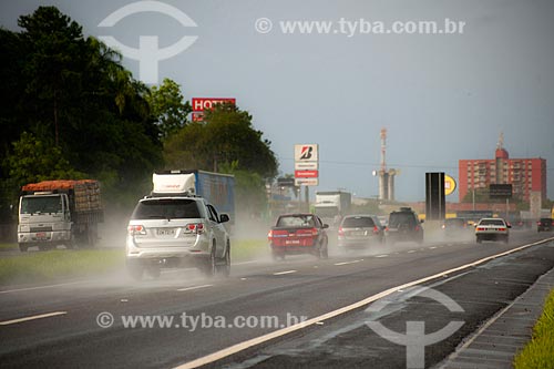  Assunto: Chuva na Rodovia Regis Bittencourt - BR-116 na altura de Registro / Local: Registro - São Paulo (SP) - Brasil / Data: 02/2012 