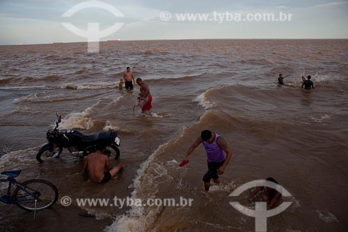  Assunto: Homem lavando moto no Rio Amazonas - Rampa de Santa Inês / Local: Macapá - Amapá (AP) - Brasil / Data: 04/2012 