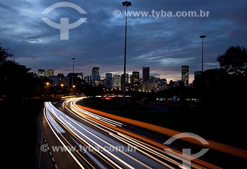  Assunto: Luzes de carros no Aterro do Flamengo com prédios do centro da cidade do Rio de Janeiro ao fundo / Local: Rio de Janeiro (RJ) - Brasil / Data: 02/2012 