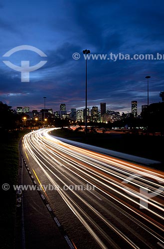  Assunto: Luzes de carros no Aterro do Flamengo com prédios do centro da cidade do Rio de Janeiro ao fundo / Local: Rio de Janeiro (RJ) - Brasil / Data: 02/2012 