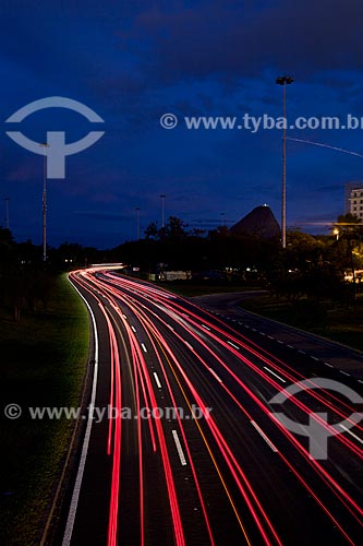  Assunto: Luzes de carros no Aterro do Flamengo com Pão de Açúcar ao fundo / Local: Rio de Janeiro (RJ) - Brasil / Data: 02/2012 